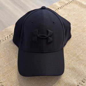 Under Armour Black Athletic Hat Sleek Design